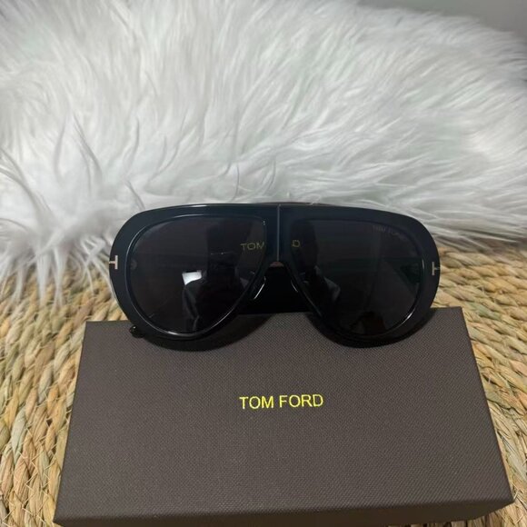 Tom Ford - Picture 2 of 5